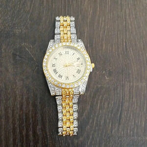 Nwt..unisex Quartz watch..stainless steel..silver plated..hypoallergenic